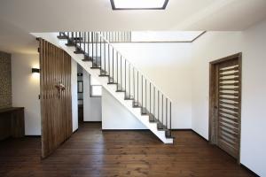 ～吹抜けとササラ化粧階段で広々開放感のあるリビング～