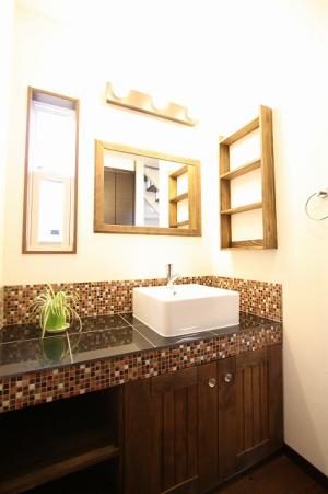 ～モザイクタイルと御影石で作ったオリジナル洗面台～