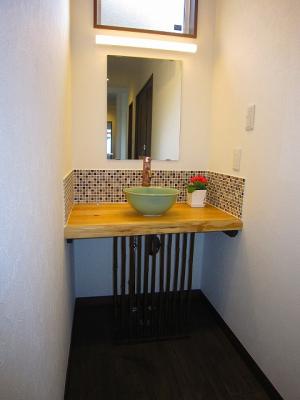 銘木カウンター、
手造り手洗い鉢、
モザイクタイルに黒竹を
使った旅館のような趣の
洗面台