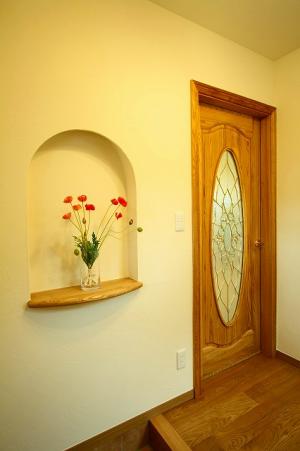 ステンドグラスが美しい
 リビングドア＆ニッチ