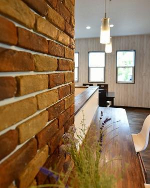 カウンターには、味のある
ブリックタイルを貼り、ダイニングテーブルと
カウンターを一緒にくっつけて使えるよう
高さを工夫しました