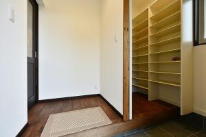 玄関は、来客用とプライベート用
に分けてあります