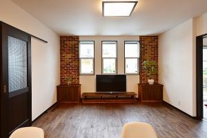 リビングは、通りに面している
のでプライベートを保つため
窓は掃出しではなく
腰高の高さに